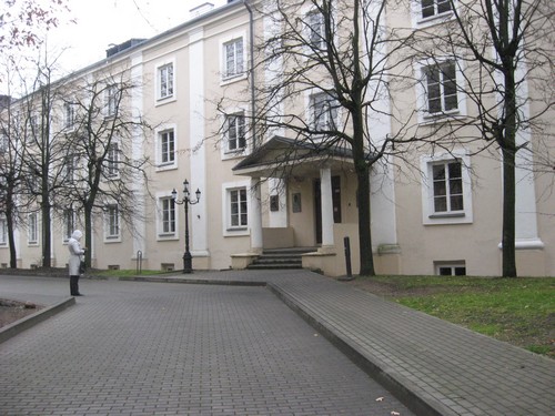 У гэтым будынку ў 1920 – 30-я гады была Віленская беларуская гімназія 